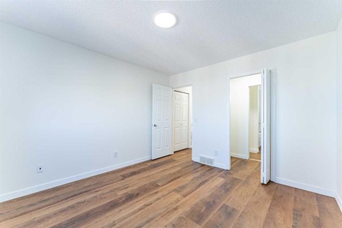 121 Eversyde Point Sw, Calgary, AB - Indoor Photo Showing Other Room