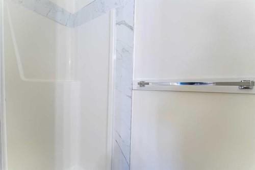 121 Eversyde Point Sw, Calgary, AB - Indoor Photo Showing Bathroom