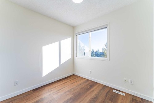 121 Eversyde Point Sw, Calgary, AB - Indoor Photo Showing Other Room