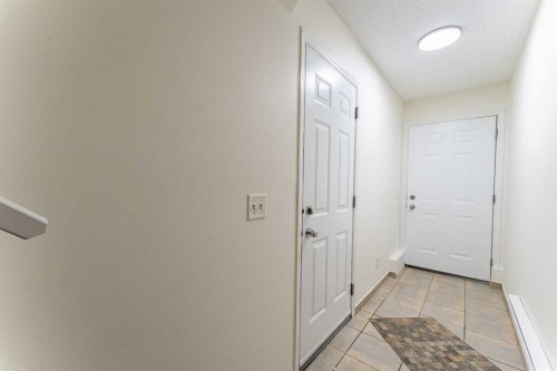 121 Eversyde Point Sw, Calgary, AB - Indoor Photo Showing Other Room