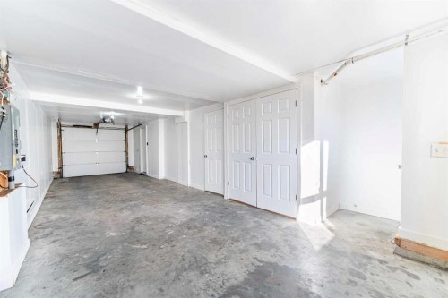 121 Eversyde Point Sw, Calgary, AB - Indoor Photo Showing Garage