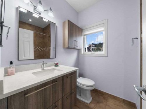 210 Evergreen Mews Sw, Calgary, AB - Indoor Photo Showing Bathroom