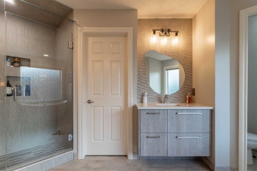 210 Evergreen Mews Sw, Calgary, AB - Indoor Photo Showing Bathroom