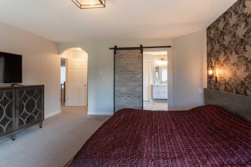 210 Evergreen Mews Sw, Calgary, AB - Indoor Photo Showing Bedroom