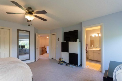 210 Evergreen Mews Sw, Calgary, AB - Indoor Photo Showing Bedroom