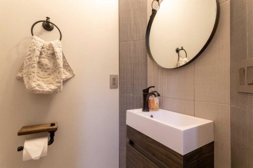 210 Evergreen Mews Sw, Calgary, AB - Indoor Photo Showing Bathroom