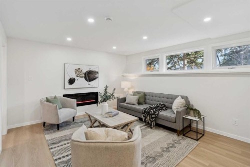 9607 Oakhill Drive Sw, Calgary, AB - Indoor Photo Showing Living Room