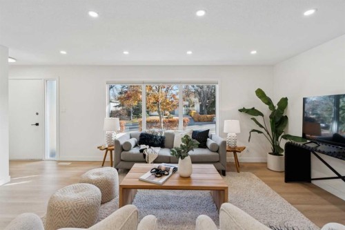 9607 Oakhill Drive Sw, Calgary, AB - Indoor Photo Showing Living Room