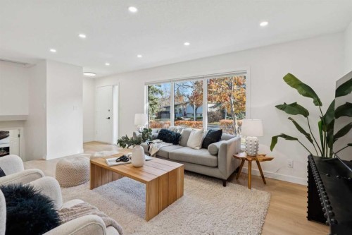 9607 Oakhill Drive Sw, Calgary, AB - Indoor Photo Showing Living Room