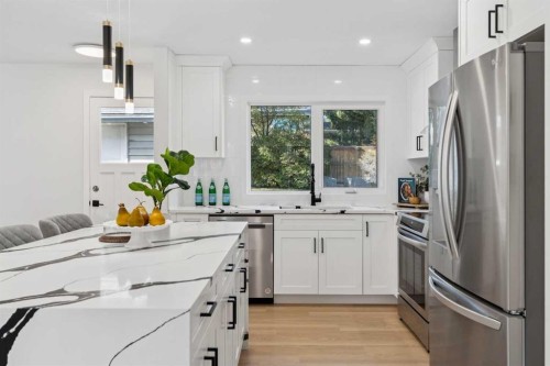 9607 Oakhill Drive Sw, Calgary, AB - Indoor Photo Showing Kitchen With Upgraded Kitchen