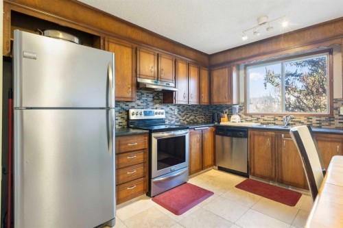 339 Ranchview Place Nw, Calgary, AB - Indoor Photo Showing Kitchen