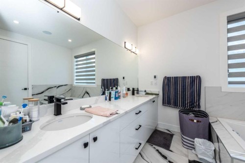 53 Hampstead Mews Nw, Calgary, AB - Indoor Photo Showing Bathroom