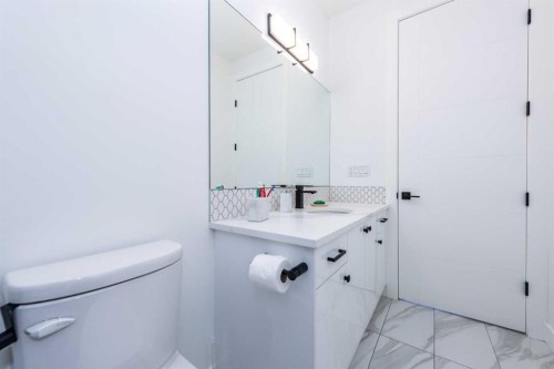 53 Hampstead Mews Nw, Calgary, AB - Indoor Photo Showing Bathroom