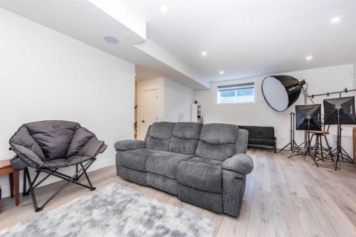 53 Hampstead Mews Nw, Calgary, AB - Indoor Photo Showing Living Room