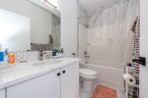 53 Hampstead Mews Nw, Calgary, AB - Indoor Photo Showing Bathroom