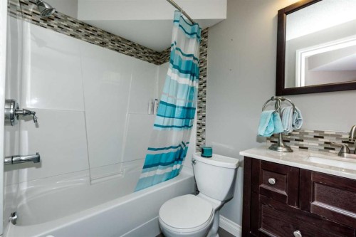 190 Everstone Drive Sw, Calgary, AB - Indoor Photo Showing Bathroom