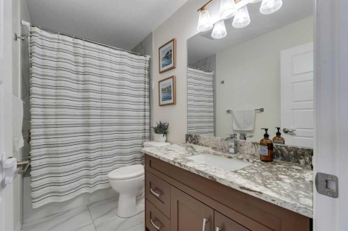 838 Edgefield Street, Strathmore, AB - Indoor Photo Showing Bathroom
