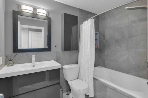 3 Aspen Landing, Strathmore, AB - Indoor Photo Showing Bathroom
