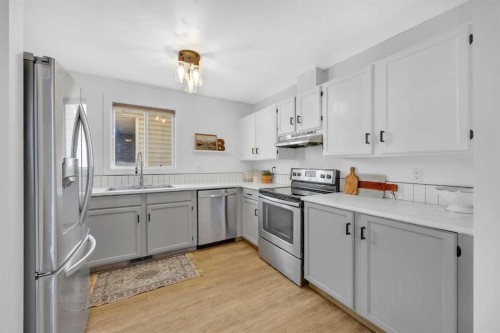 91 Shawglen Way Sw, Calgary, AB - Indoor Photo Showing Kitchen