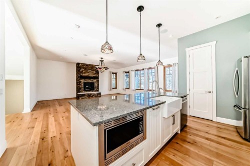 2323 3 Avenue Nw, Calgary, AB - Indoor Photo Showing Kitchen With Upgraded Kitchen