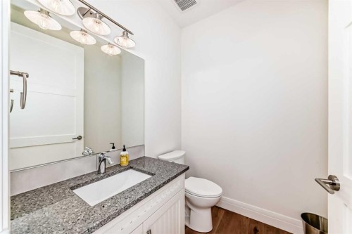 2323 3 Avenue Nw, Calgary, AB - Indoor Photo Showing Bathroom