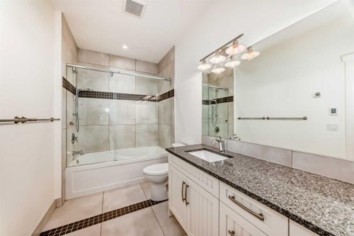 2323 3 Avenue Nw, Calgary, AB - Indoor Photo Showing Bathroom