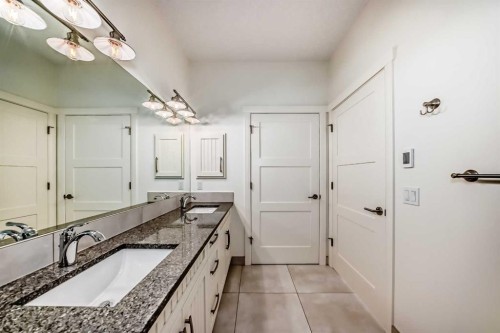 2323 3 Avenue Nw, Calgary, AB - Indoor Photo Showing Bathroom