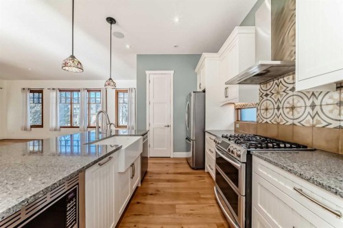 2323 3 Avenue Nw, Calgary, AB - Indoor Photo Showing Kitchen With Upgraded Kitchen