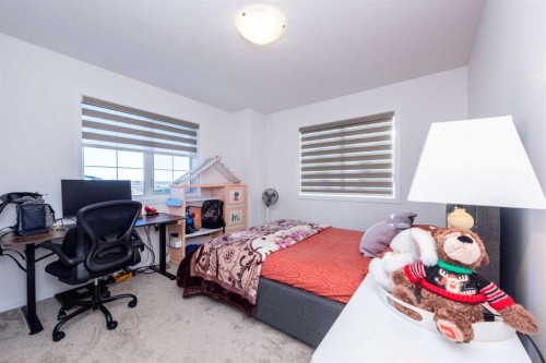 7 Cityline Heath Ne, Calgary, AB - Indoor Photo Showing Bedroom