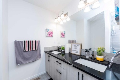 7 Cityline Heath Ne, Calgary, AB - Indoor Photo Showing Bathroom