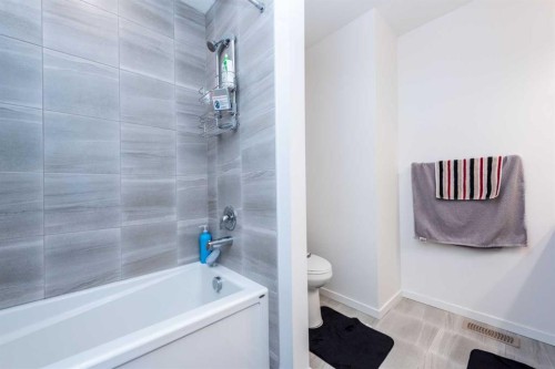 7 Cityline Heath Ne, Calgary, AB - Indoor Photo Showing Bathroom