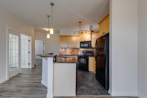 304-1606 4 Street Nw, Calgary, AB - Indoor Photo Showing Kitchen With Double Sink