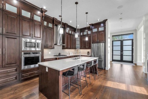 602 22 Avenue Ne, Calgary, AB - Indoor Photo Showing Kitchen With Upgraded Kitchen