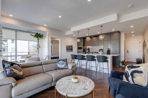 501-8505 Broadcast Avenue Sw, Calgary, AB - Indoor Photo Showing Living Room