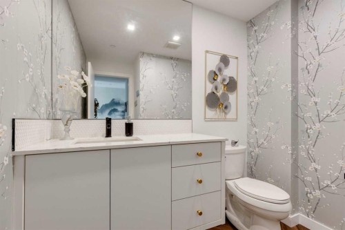 501-8505 Broadcast Avenue Sw, Calgary, AB - Indoor Photo Showing Bathroom