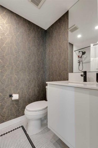 501-8505 Broadcast Avenue Sw, Calgary, AB - Indoor Photo Showing Bathroom
