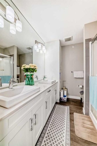 405-10 Walgrove Walk Se, Calgary, AB - Indoor Photo Showing Bathroom