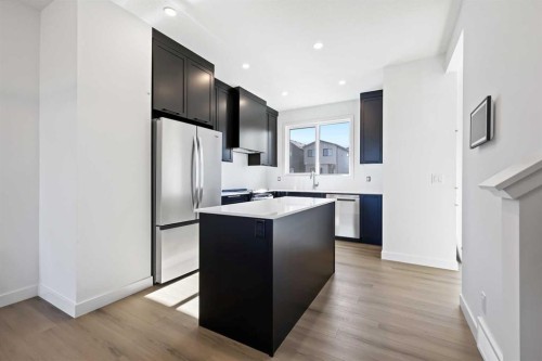 7039 Rangeview Avenue Se, Calgary, AB - Indoor Photo Showing Kitchen