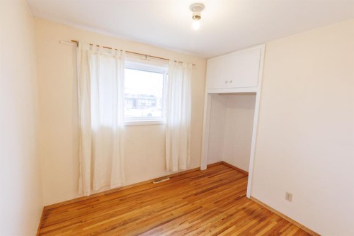 56 Lynndale Crescent Se, Calgary, AB - Indoor Photo Showing Other Room