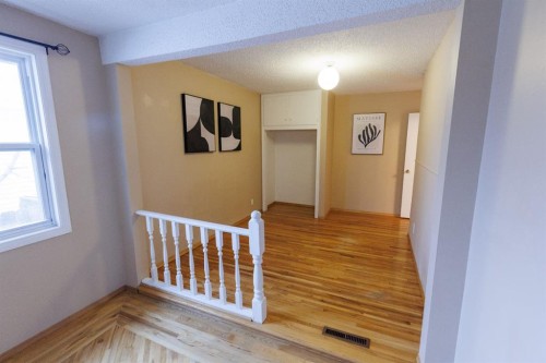 56 Lynndale Crescent Se, Calgary, AB - Indoor Photo Showing Other Room