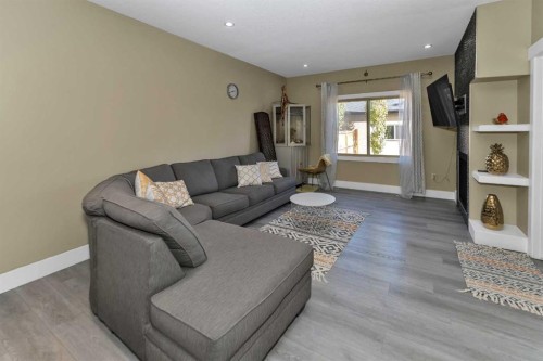 7432 Ogden Road Se, Calgary, AB - Indoor Photo Showing Living Room
