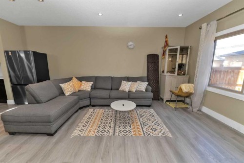 7432 Ogden Road Se, Calgary, AB - Indoor Photo Showing Living Room