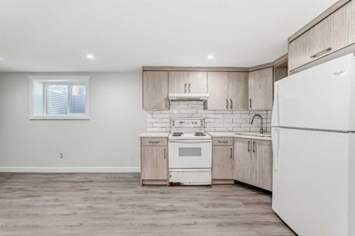 207 Pinecliff Way Ne, Calgary, AB - Indoor Photo Showing Kitchen