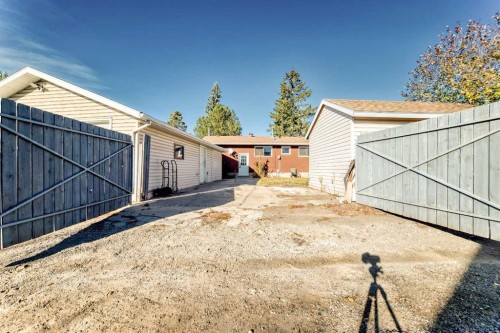 207 Pinecliff Way Ne, Calgary, AB - Outdoor With Exterior