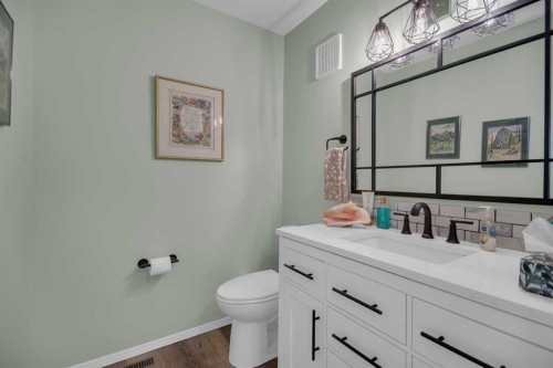 2-717 Centre Street, Vulcan, AB - Indoor Photo Showing Bathroom