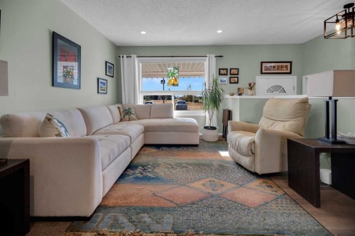 2-717 Centre Street, Vulcan, AB - Indoor Photo Showing Living Room