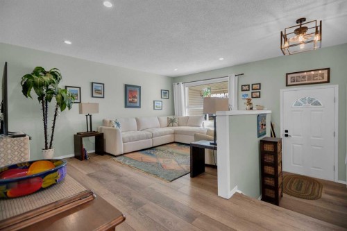 2-717 Centre Street, Vulcan, AB - Indoor Photo Showing Living Room