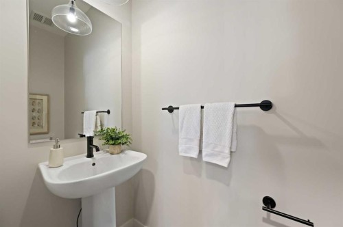 634 Bayview Lane Sw, Airdrie, AB - Indoor Photo Showing Bathroom