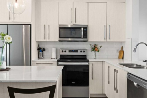 602-335 Creekside Boulevard Sw, Calgary, AB - Indoor Photo Showing Kitchen With Double Sink With Upgraded Kitchen