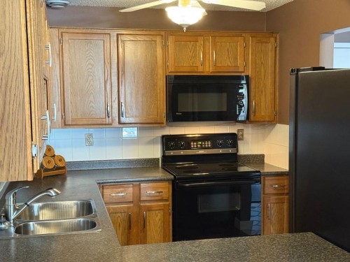 203-234 5 Avenue Ne, Calgary, AB - Indoor Photo Showing Kitchen With Double Sink